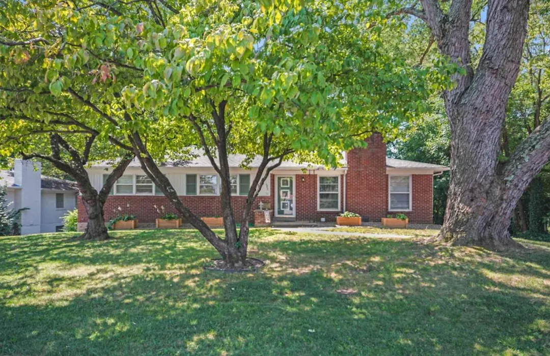 Spacious 2-Br Retreat Near Louisville Attractions-1